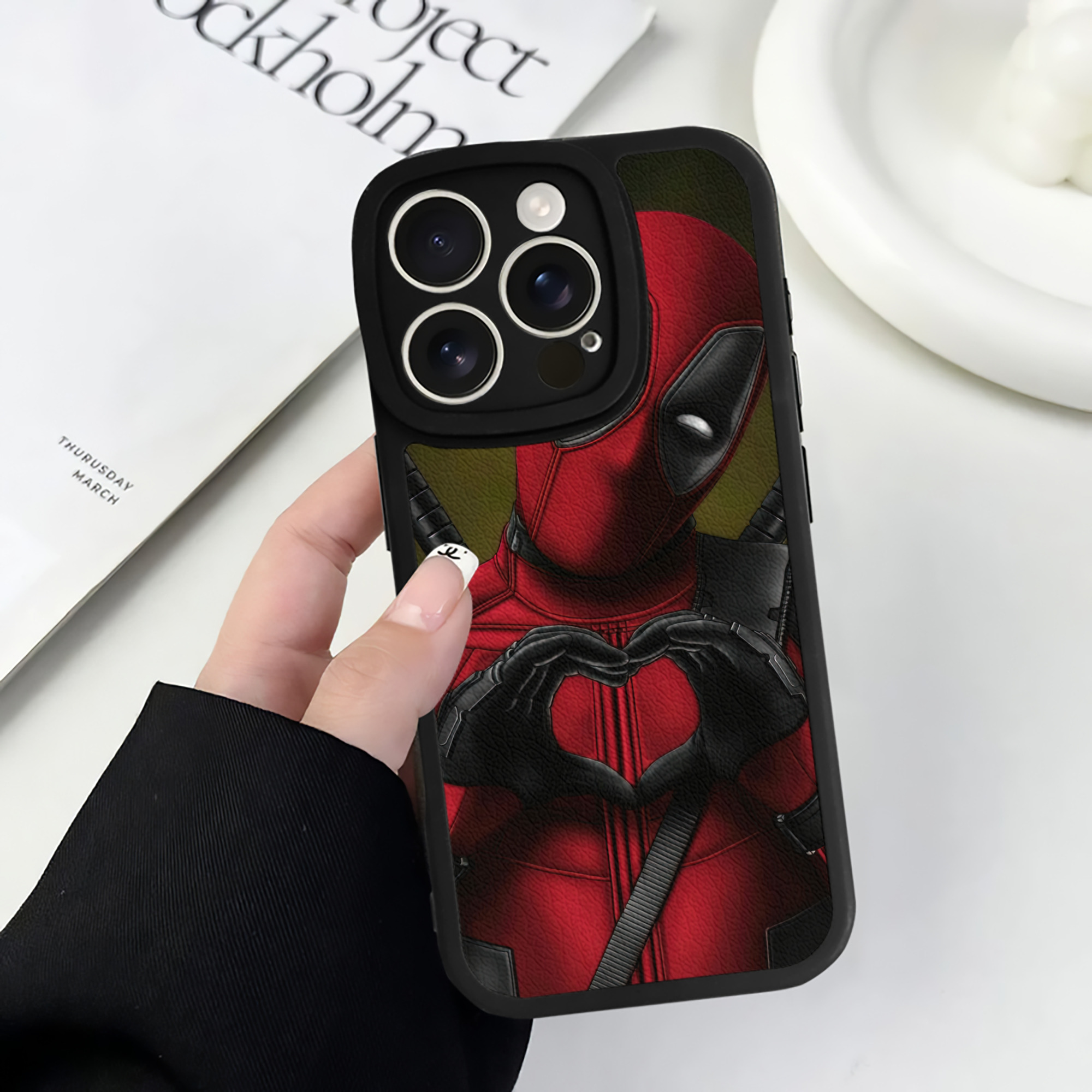 （画像用） Deadpool デッドプール 【iPhone 16シリーズ対応】シリコンスマホケース（レザー調） 材質：シリコン